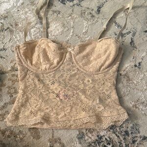Edikted Lace Crop Top in Beige